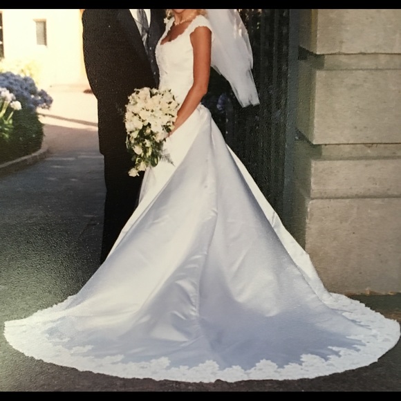 Wedding gown - Picture 2 of 2